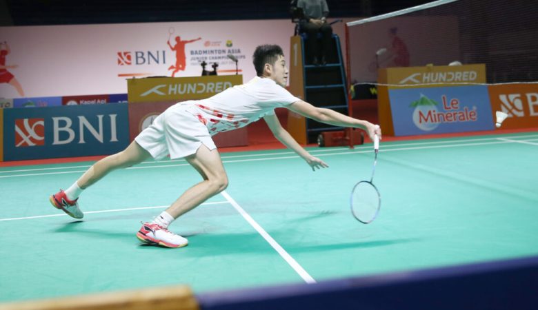 Pilihlah sepatu badminton dengan cermat! Pahami 5 alasan mengapa harus memakai sepatu khusus badminton saat bermain.