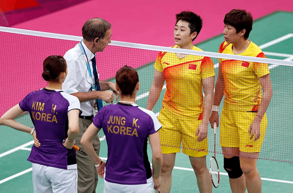 Mengenal Jenis-Jenis Wasit Badminton dan Perannya
