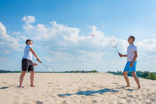 5 Perbedaan Badminton Indoor dan Outdoor