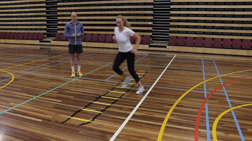 Gunakan Ladder Drill untuk latihan footwork badminton