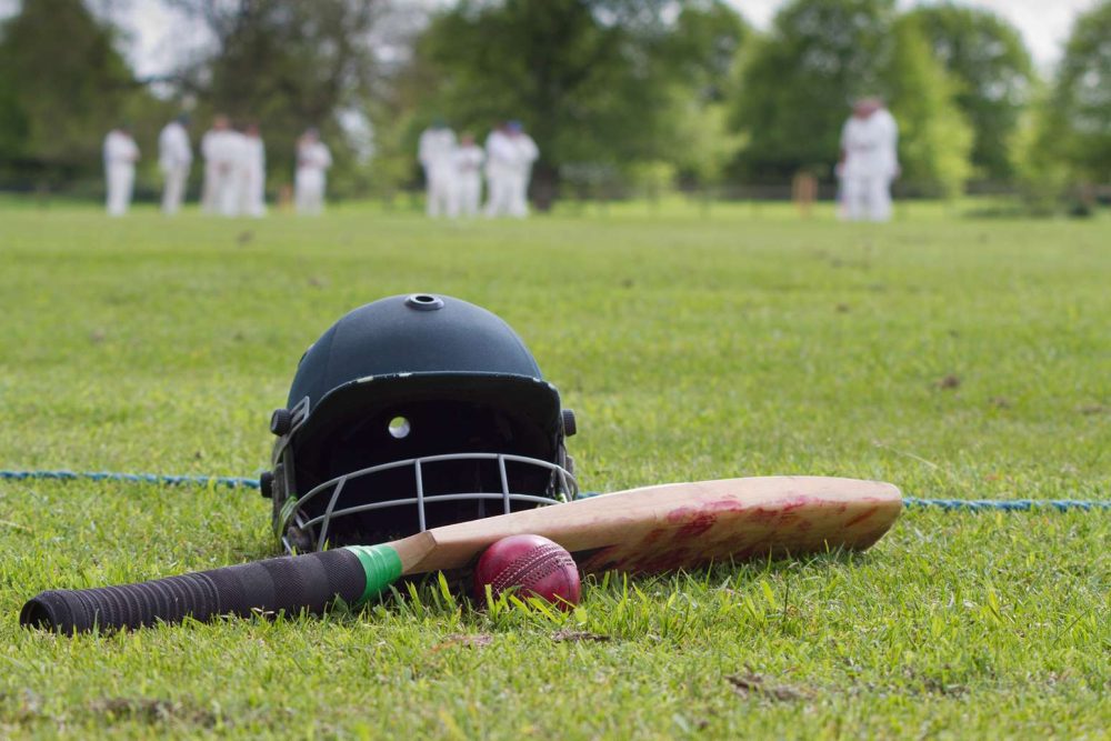the difference between badminton and cricket