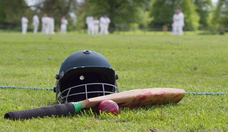 the difference between badminton and cricket