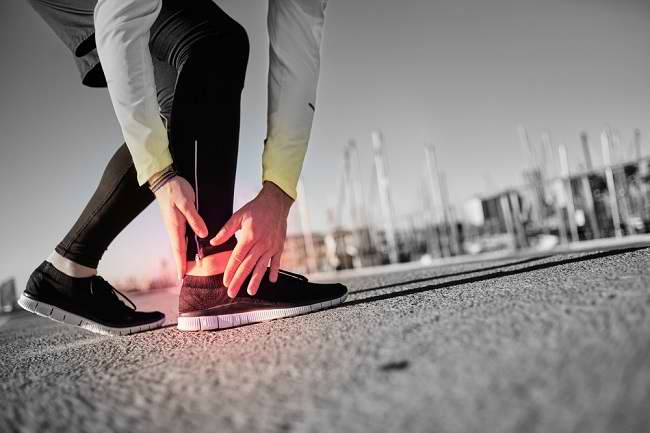 cegah cedera ankle saat bulu tangkis
