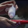 Apa Itu Grip Powder, Manfaat dan Cara Pemakaian Untuk Bulu Tangkis