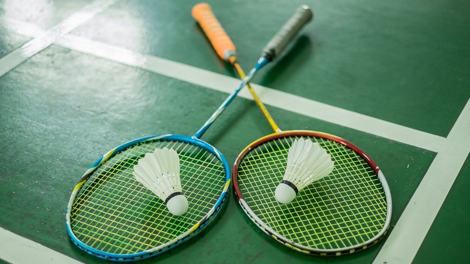 peralatan badminton