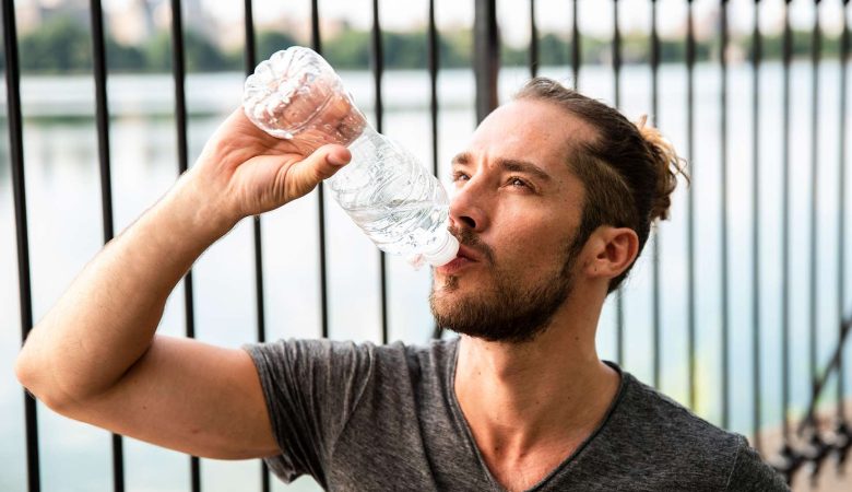 minum air es olahraga